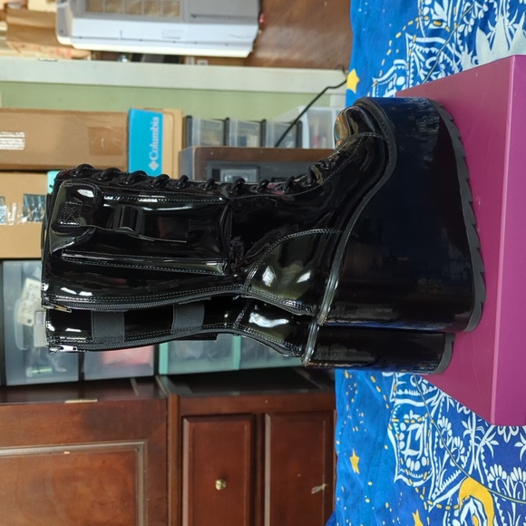 YRU Dune Desert - Black Patent Platform Boots - Picture 4 of 7